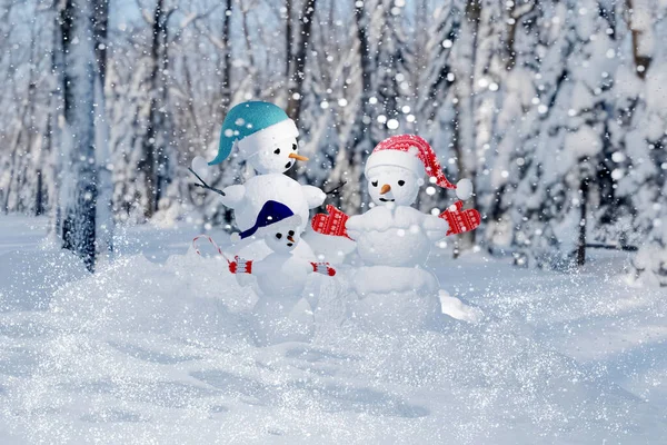 雪人一家人在雪地的森林里 3D渲染说明 — 图库照片