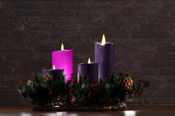 Hristiyan dini. Mum ve dekorasyonlu Noel çelengi. 3 Boyutlu resimleme.