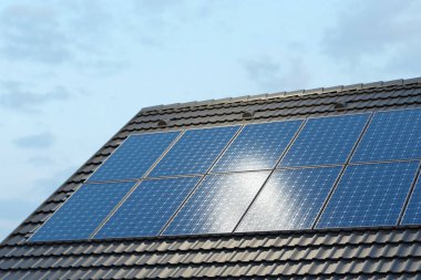 Güneş panelleri, çatıda fotovoltaikler. Alternatif elektrik kaynağı kavramı. 