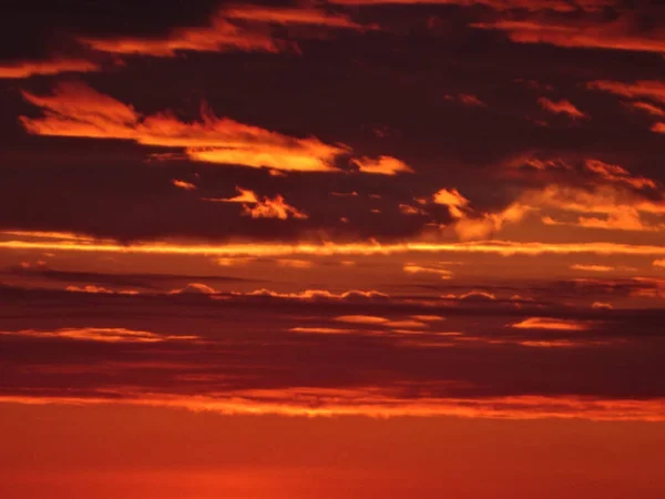 Obloha Nebo Západ Slunce Tmavými Oranžovými Mraky — Stock fotografie