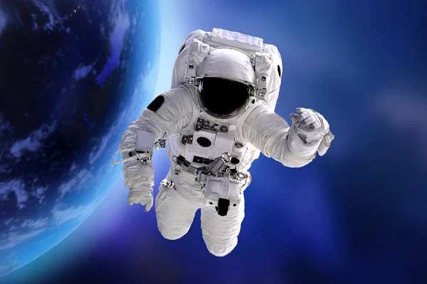 Astronaut Yttre Rymden Med Planeten Jorden Universum Kosmos Utforskning Koncept Royaltyfria Stockfoton
