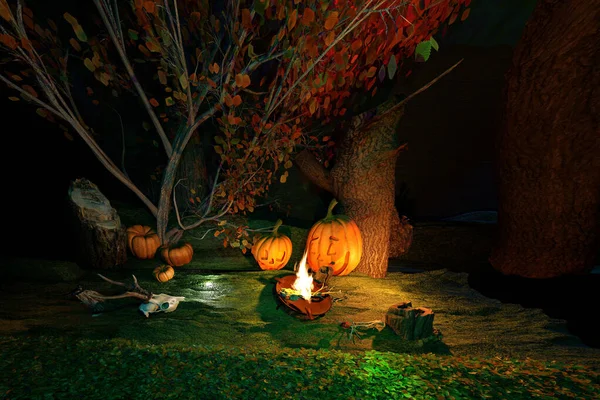 ハロウィーンの背景 ハロウィーンの彫られたカボチャは夜の森で輝いています — ストック写真