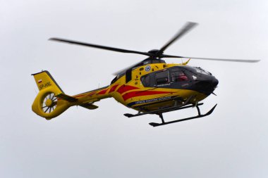 Poznan, Polonya - 08.28.2023: LPR Polonyalı tıbbi hava ambulansı helikopteri kurtarma operasyonunda.
