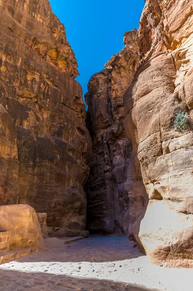 Uma Vista Uma Abertura Estreita Desfiladeiro Aproximação Antiga Cidade Petra — Fotografia de Stock
