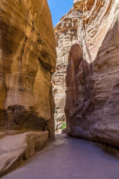 Uma Vista Uma Passagem Estreita Desfiladeiro Aproximação Antiga Cidade Petra — Fotografia de Stock