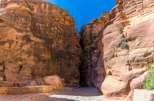 夏にはヨルダンのペトラの古代都市へのアプローチに峡谷で狭い開口部のパノラマビュー — ストック写真
