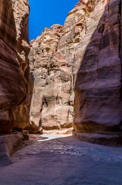 Yaz mevsiminde Ürdün 'ün eski Petra kentine yaklaşan yol kenarındaki güneşli duvarların görüntüsü