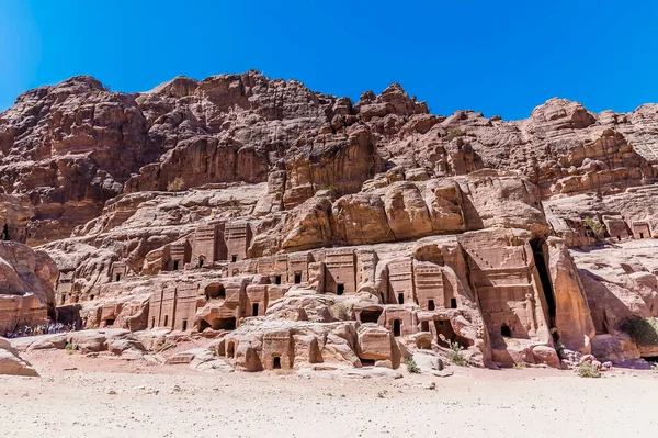 Över Klippa Ansikte Med Grotta Bostäder Den Antika Staden Petra — Stockfoto