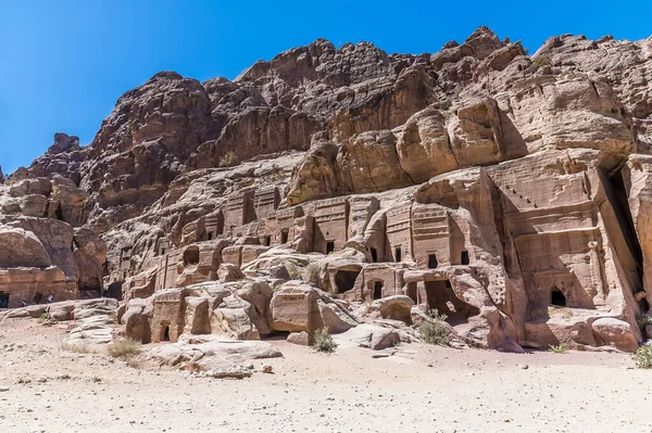 Widok Przez Skalistą Twarz Jaskiniowymi Mieszkaniami Starożytnym Mieście Petra Jordania — Zdjęcie stockowe