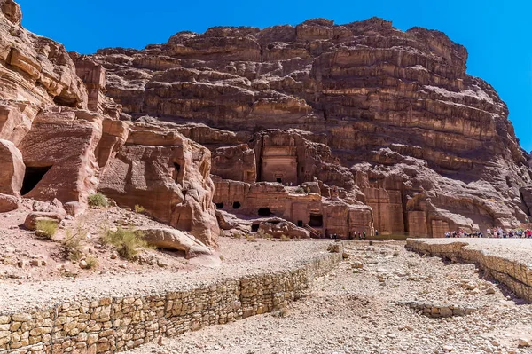 Upp Vattenkanal Mot Grottbostäderna Den Antika Staden Petra Jordanien Sommaren — Stockfoto