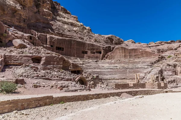 Ner Vattenkanal Mot Den Romerska Ampitheater Den Antika Staden Petra — Stockfoto