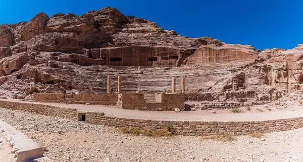 Uma Vista Para Ruínas Ampitheatre Roman Cidade Antiga Petra Jordânia — Fotografia de Stock