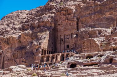 Ürdün 'ün eski Petra kentindeki yamaçlara kazınmış Kraliyet Mezarları' na doğru bir manzara.