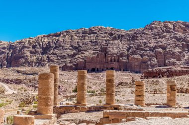 Ürdün 'ün eski Petra kentindeki kraliyet mezarlarına doğru Büyük Tapınak' tan bir manzara.