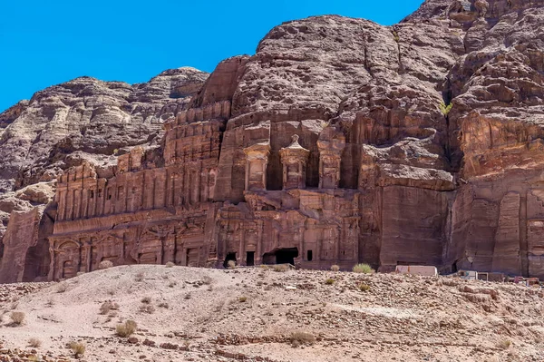 Kilátás Királyi Sírok Faragott Sziklafal Ősi Város Petra Jordánia Nyáron — Stock Fotó