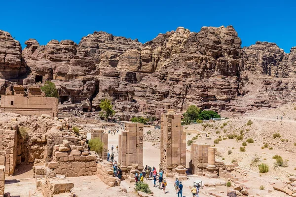 Uma Vista Grande Templo Para Hadrians Arch Antiga Cidade Petra — Fotografia de Stock