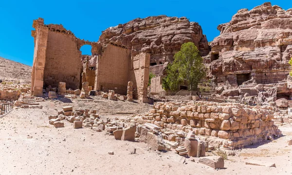 Utsikt Mot Tempelruiner Och Stengrottor Den Antika Staden Petra Jordanien — Stockfoto