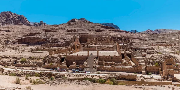 Kilátás Völgyön Keresztül Nagy Templomra Felé Ókori Petra Városában Jordániában — Stock Fotó