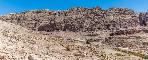 夏のヨルダン ペトラの古代都市の王立墓への谷を渡るパノラマビュー — ストック写真