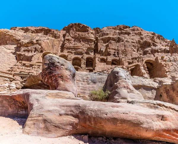 Kilátás Múlt Csíkos Kőzetképződmények Felé Királyi Sírok Ősi Város Petra — Stock Fotó