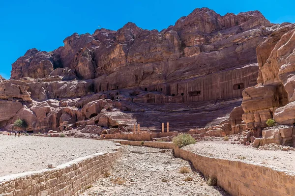 Upp Vattenkanal Mot Ruinerna Ampitheatre Den Antika Staden Petra Jordanien — Stockfoto