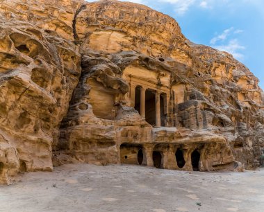Küçük Petra, Ürdün 'de yaz aylarında kaya yüzeyine oyulmuş terk edilmiş tapınakların manzarası.