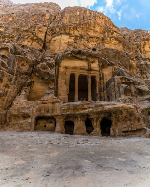 Över Övergivna Tempel Och Grottor Ristade Klippan Ansikte Little Petra — Stockfoto