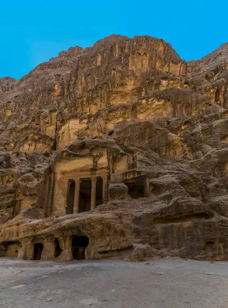 Uma Vista Para Cavernas Ruínas Templo Desfiladeiro Little Petra Jordânia — Fotografia de Stock