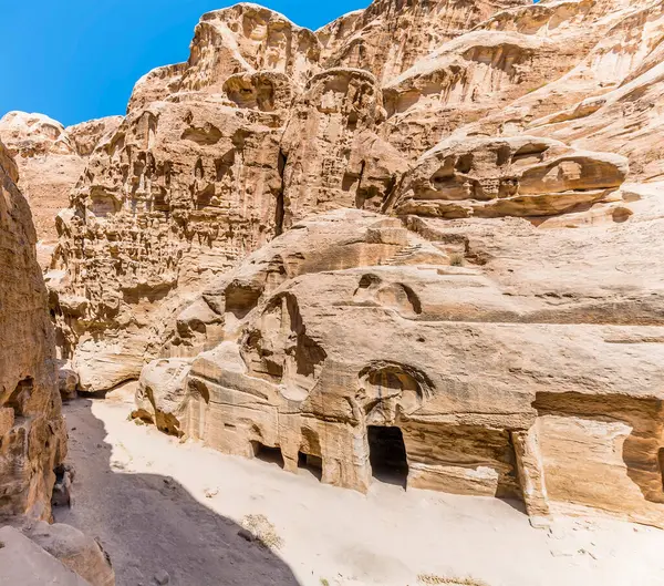 Widok Jaskinie Bokach Wąwozu Little Petra Jordania Latem — Zdjęcie stockowe