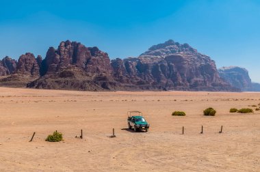 Ürdün, Wadi Rum 'un engin çöllerinde yalnız bir aracın görüntüsü