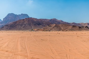 Yazın Ürdün 'ün Wadi Rum kentindeki vahaya bakan bir manzara.