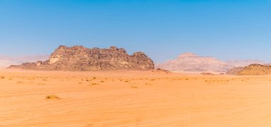 Yazın Ürdün 'ün Wadi Rum kentindeki kumlu ve kayalık bir manzaranın manzarası