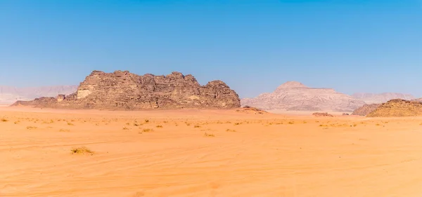 여름철에 요르단 모래와 바위투성이의 파노라마 — 스톡 사진