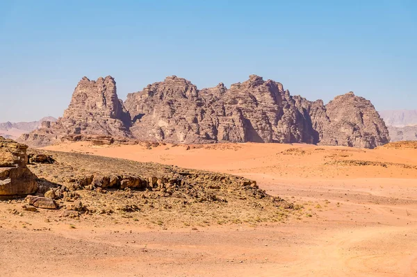 여름철에 요르단 풍경에서 수있는 바위투성이의 — 스톡 사진