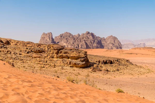 여름철에 요르단강 풍경에서 언덕에서 바위투성이의 초목을 바라본 — 스톡 사진