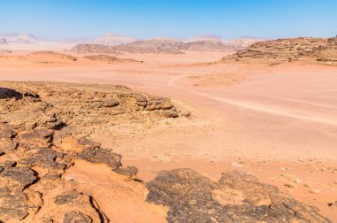 Yazın Ürdün 'ün Wadi Rum kentindeki çöl manzarası