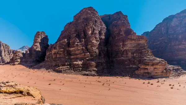 Uma Vista Vento Erodiu Afloramentos Rochosos Paisagem Deserto Wadi Rum — Fotografia de Stock