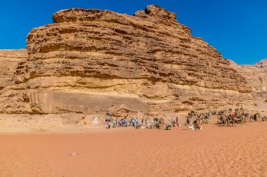 Yaz mevsiminde Ürdün 'ün Wadi Rum kentindeki çöl manzarasında bir kaya duvarı manzarası