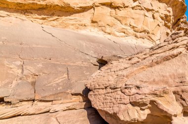 Yaz mevsiminde Ürdün 'ün Wadi Rum kentindeki çöl arazisindeki kaya oymalarının görüntüsü