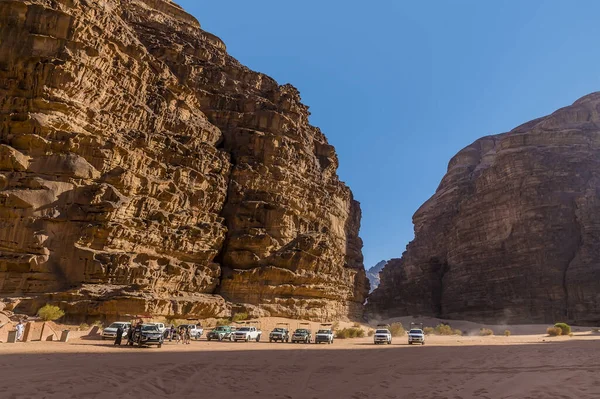 Uma Vista Sobre Desfiladeiro Largo Paisagem Deserto Wadi Rum Jordânia — Fotografia de Stock