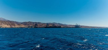 Aquaba Körfezi 'nden Ürdün' ün Akabe limanına doğru bir manzara.