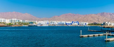 Ürdün 'ün Akabe kentindeki marinaya doğru bir manzara.