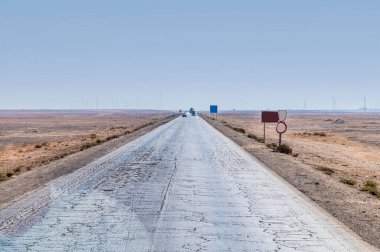 Yaz mevsiminde Amman, Ürdün 'ün doğusundaki çöl manzarası.