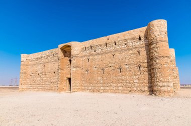 Yaz mevsiminde Ürdün 'ün doğusunda, Amman çölünde antik bir kale.