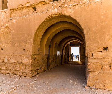 Ürdün 'ün doğusunda, Amman Çölü' nde antik bir kalenin girişinden bir manzara.