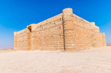 Yaz mevsiminde Ürdün 'ün doğusunda, Amman Çölü' nde antik bir kalenin perspektifi