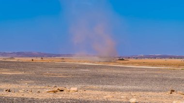 Yaz mevsiminde Ürdün 'ün doğusunda, Amman Çölü' nde bir kum fırtınası manzarası