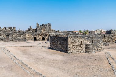 Yazın Ürdün 'ün Azraq kentindeki eski bir çöl kalesinin içindeki binaların manzarası.