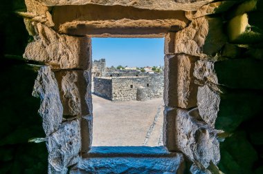 Yazın Ürdün 'ün Azraq kentindeki eski bir çöl kalesinin penceresinden bir manzara.