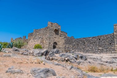Yazın Ürdün 'ün Azraq kentindeki eski bir çöl kalesine bakan bir manzara.